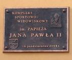 Tablica upamiętniająca nadanie hali sportowej imienia Jana Pawła II