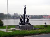 Pomnik — kotwica z łańcuchem okrętowym poświęcony rybakom, którzy zginęli na morzu